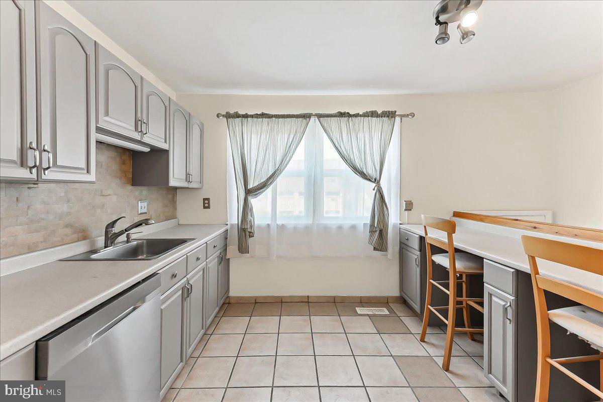 529 W MARSHALL STREET