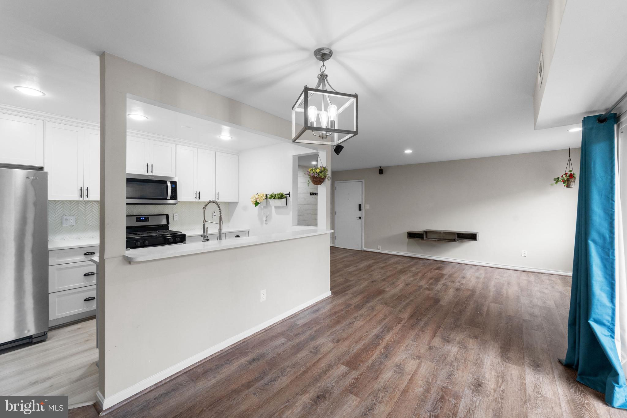 YORKTOWNE SQUARE - Residential