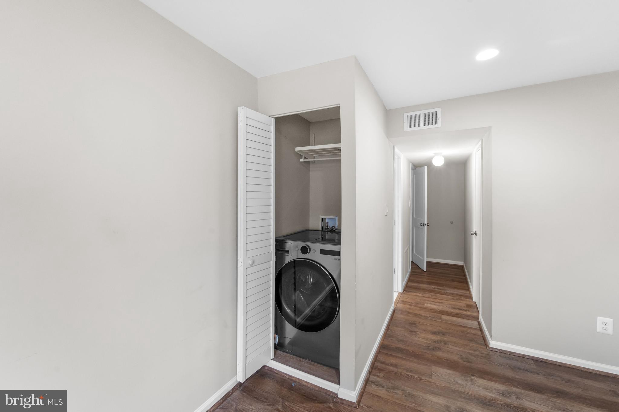 YORKTOWNE SQUARE - Residential