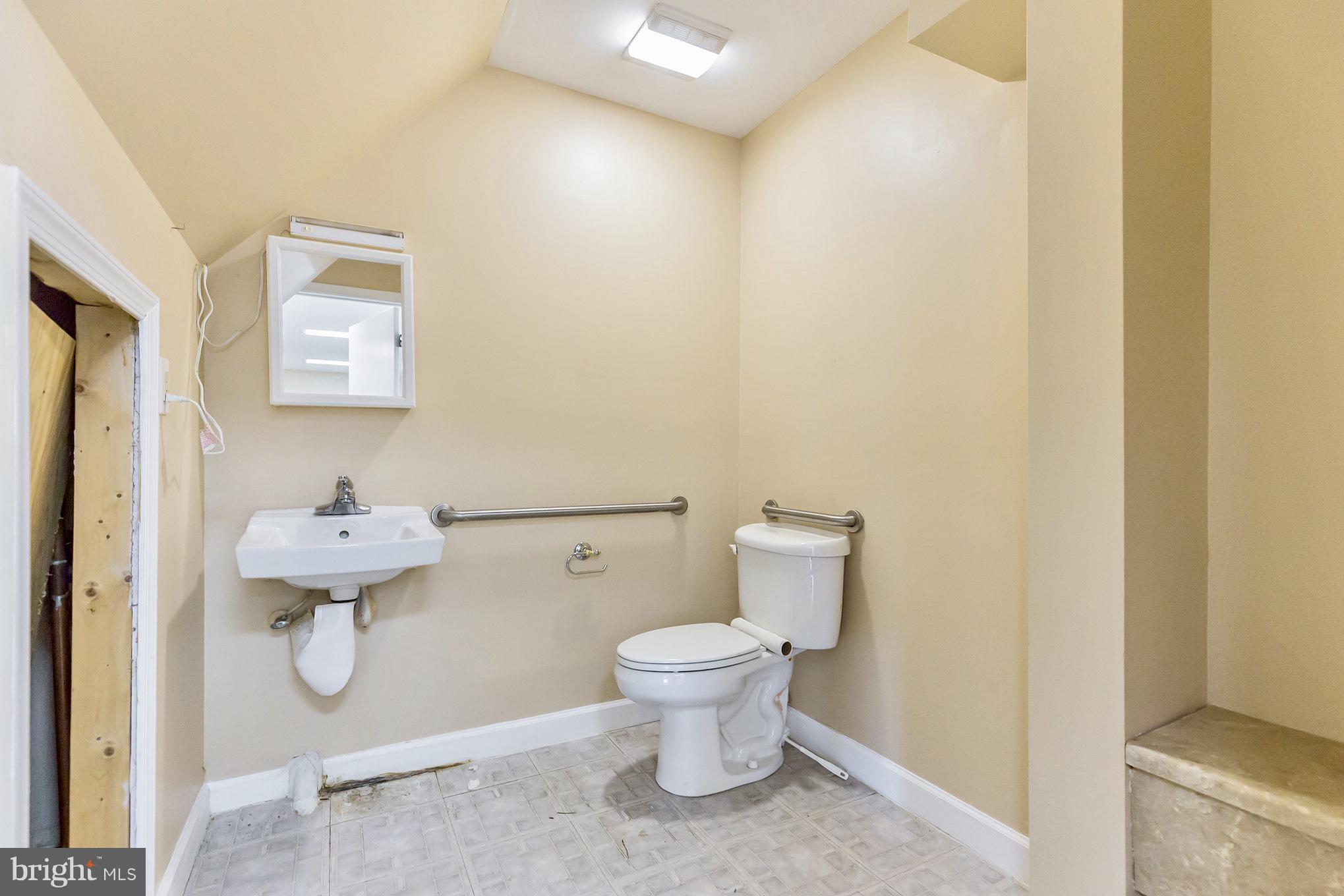 BRISCOE - Commercial Lease