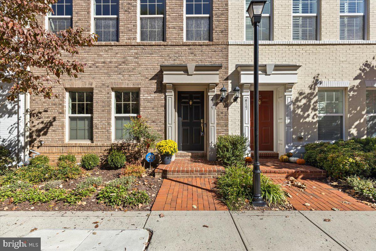 419 N UPTON COURT