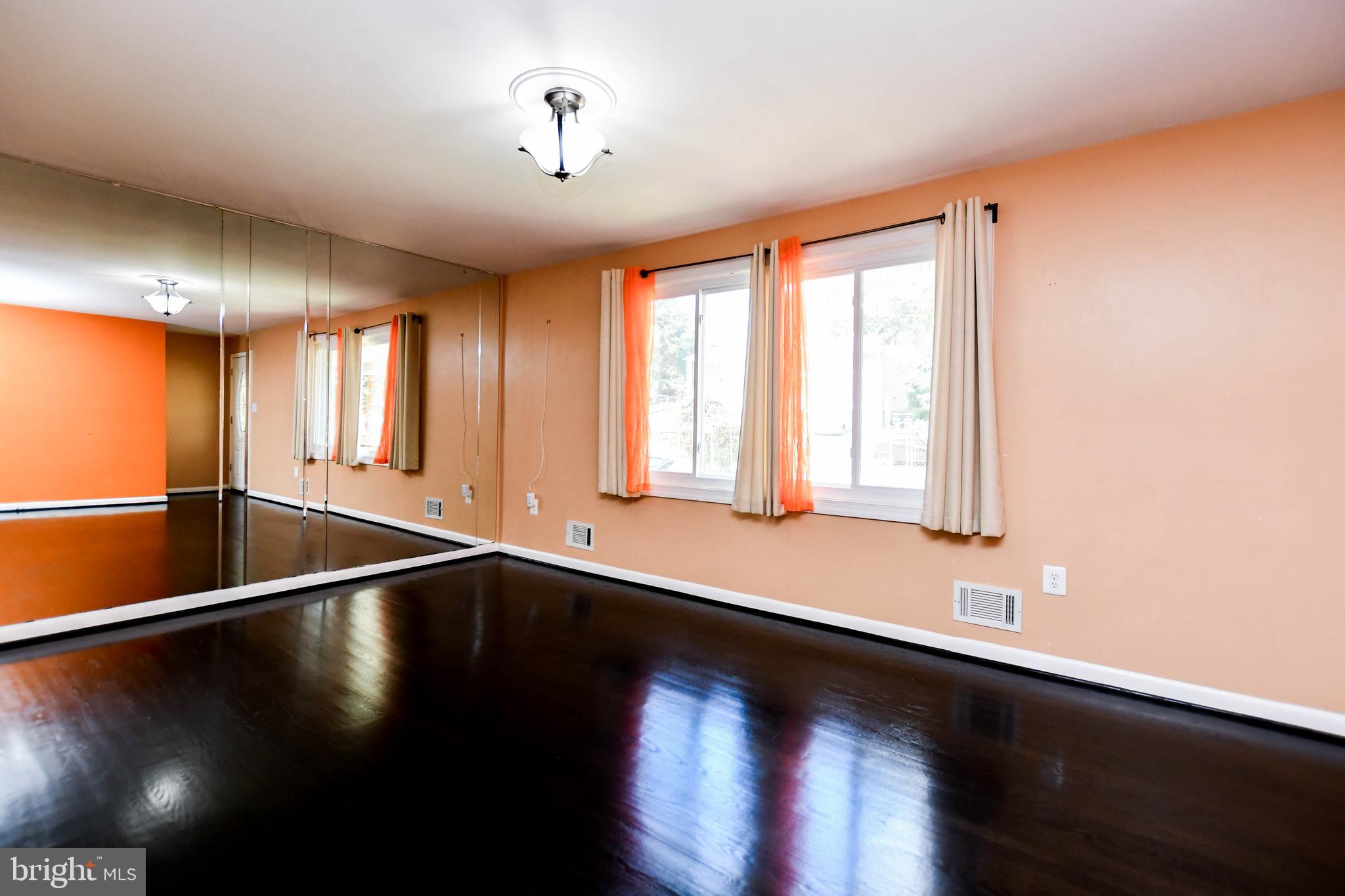 CHRIS MAR MANOR - Residential