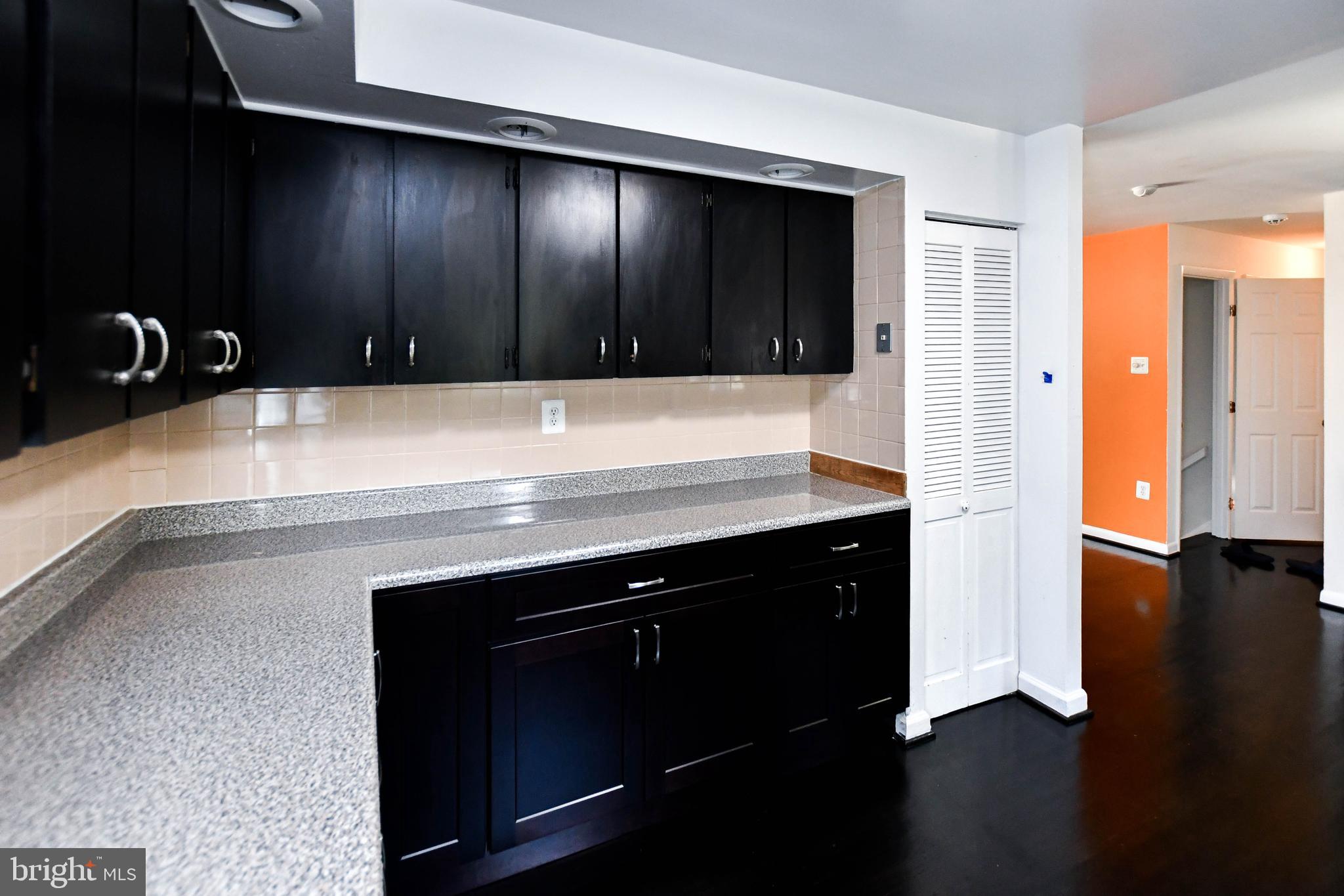 CHRIS MAR MANOR - Residential