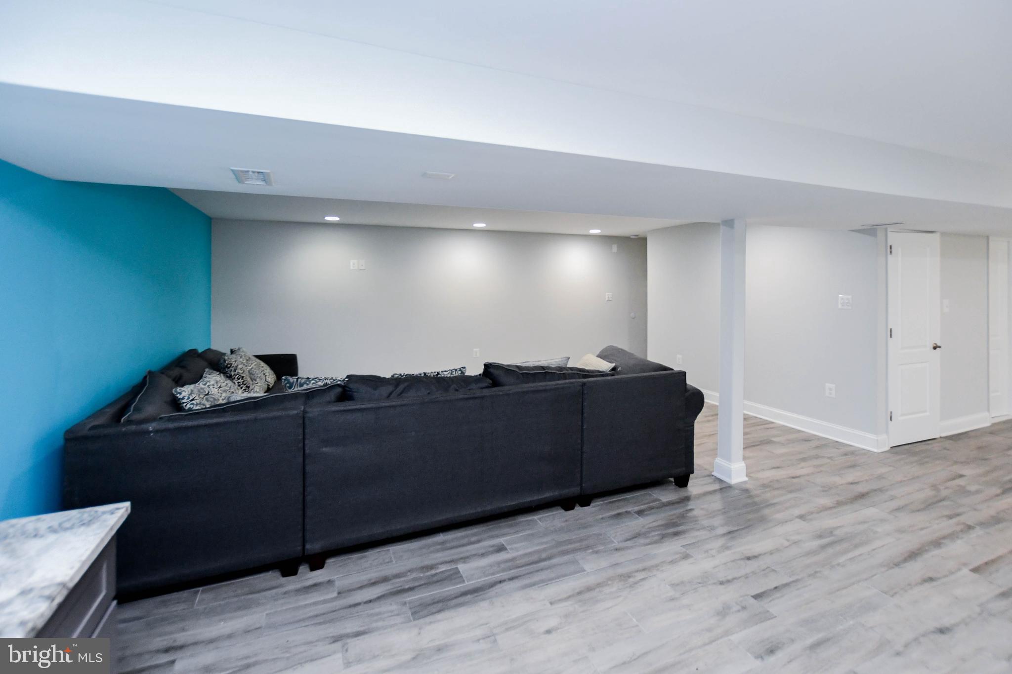 CHRIS MAR MANOR - Residential