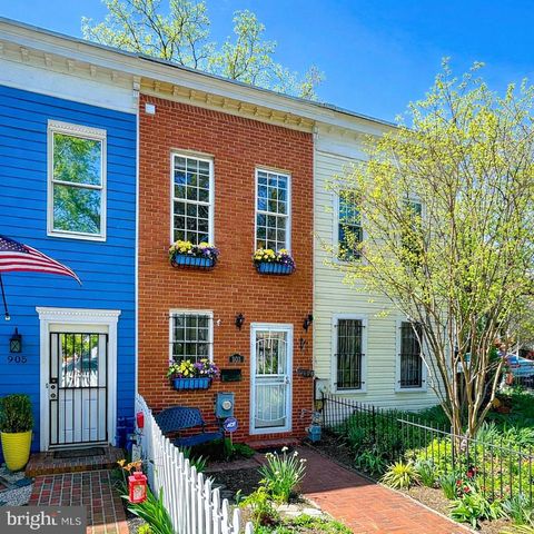 Photo of 903 12th Street SE, WASHINGTON, DC 20003 (MLS # DCDC2255212)