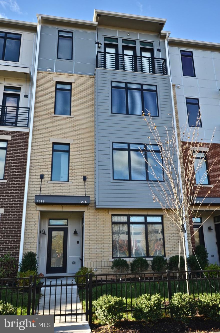 LUXURIOUS NEW VAN METRE 2 LEVEL TOWNHOUSE STYLE CONDO, 3 BR 2.5 BATHS ELEGANT DESIGN. OVER $20,000 IN UPGRADES. GRANITE COUNTER-TOPS, HARDWOOD FLOORS ON THE MAIN LEVEL. 1 CAR GARAGE WITH DRIVEWAY. BACKS TO THE POND. DESIRABLE LEESBURG LOCATION, AMAZING LIFESTYLE OPPORTUNITY MINUTES TO WEGMANS, RESTAURANTS & SHOPPING.