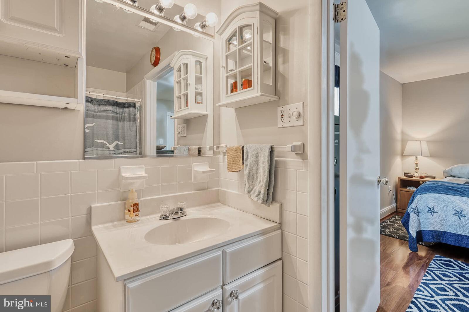 FOUR SEASONS - Residential