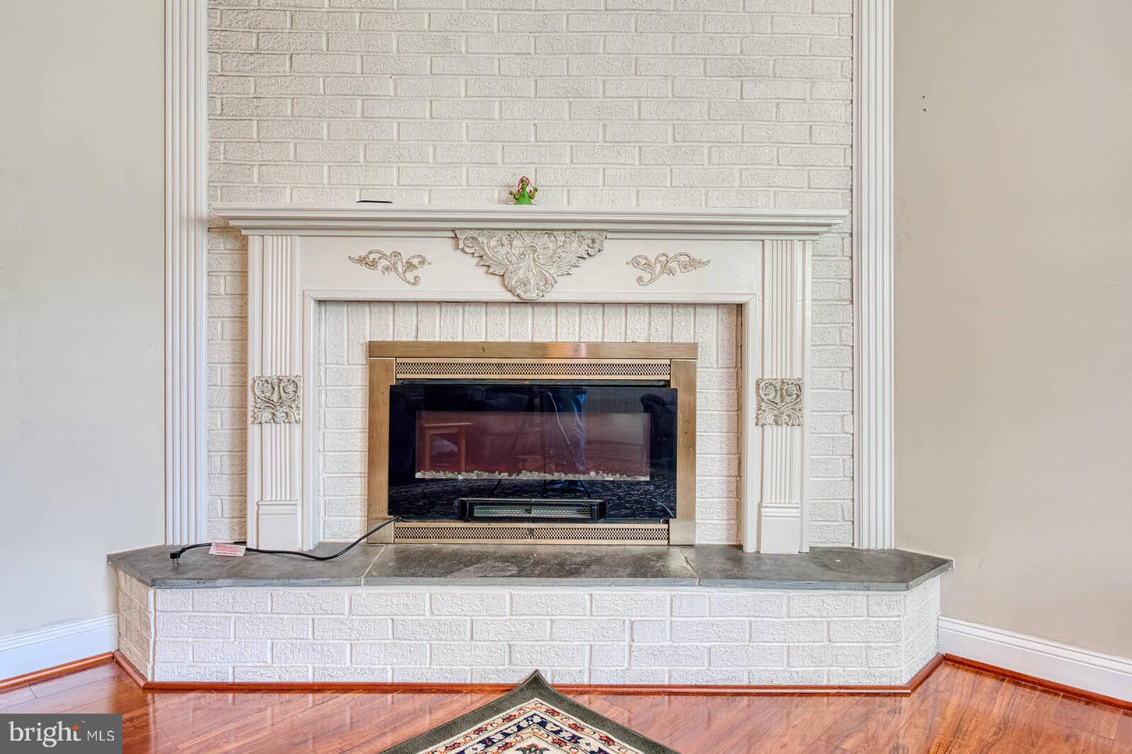 FOUR SEASONS - Residential