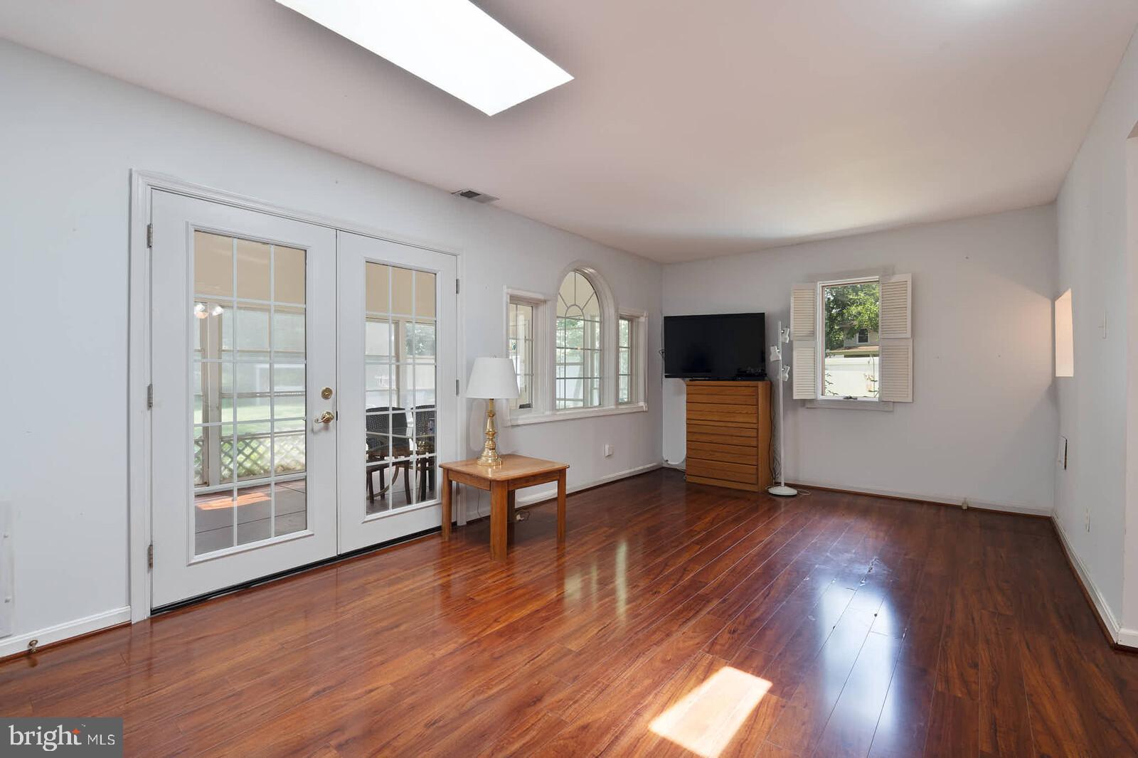 FOUR SEASONS - Residential