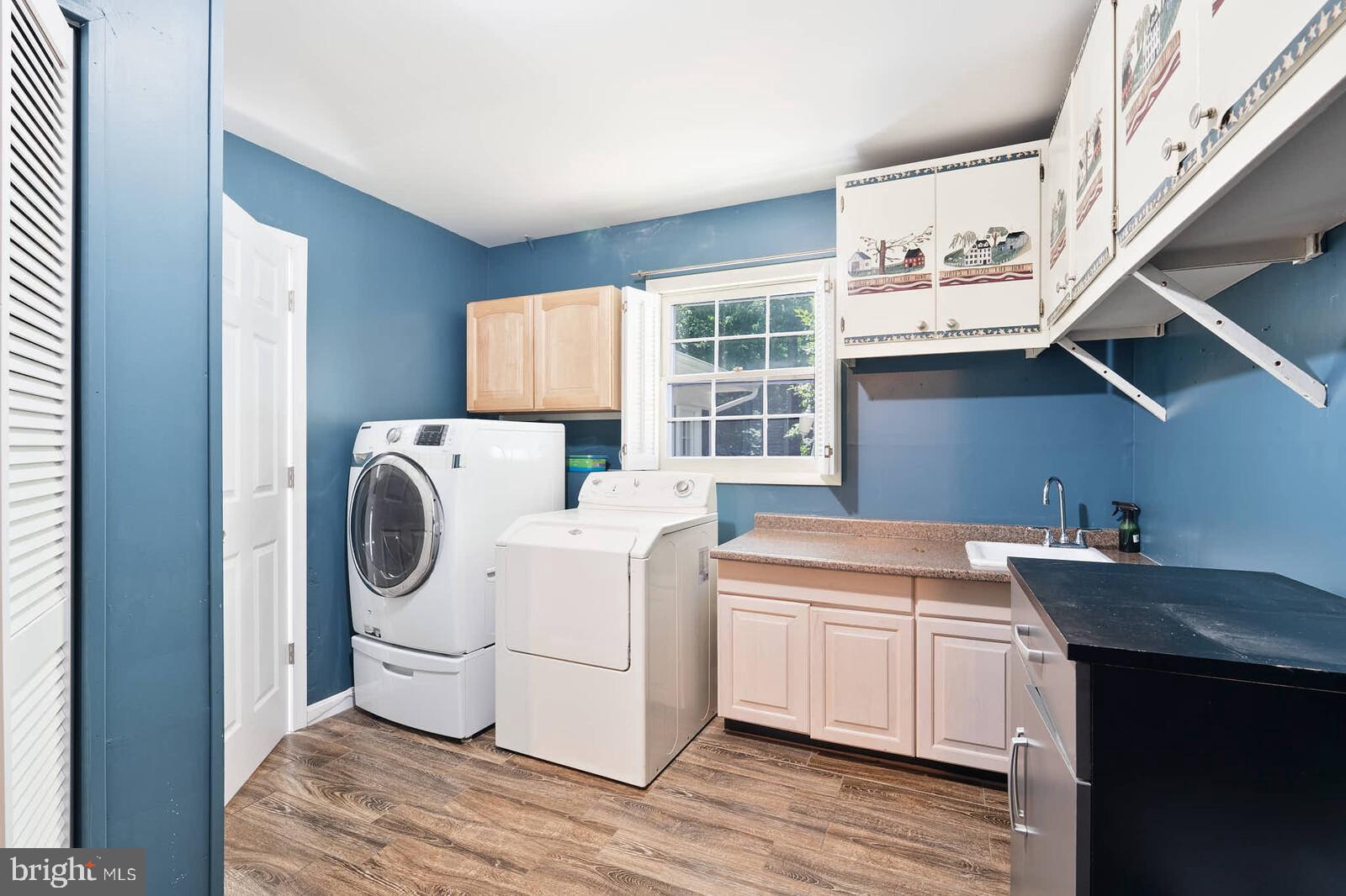 FOUR SEASONS - Residential