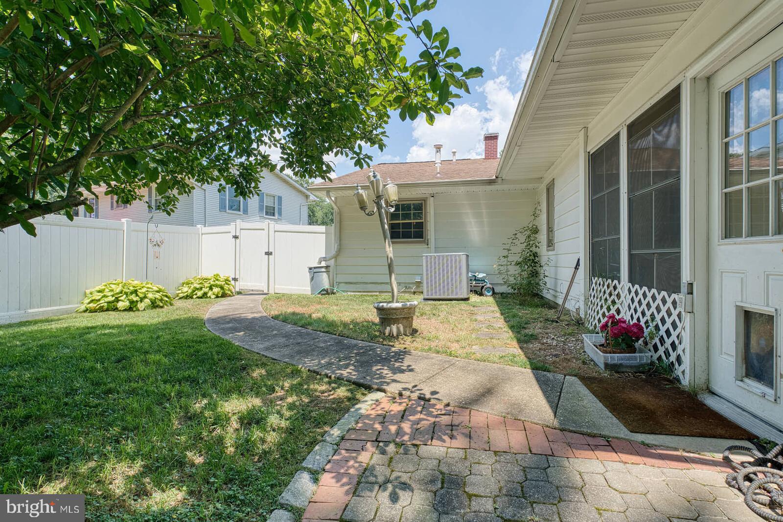 FOUR SEASONS - Residential