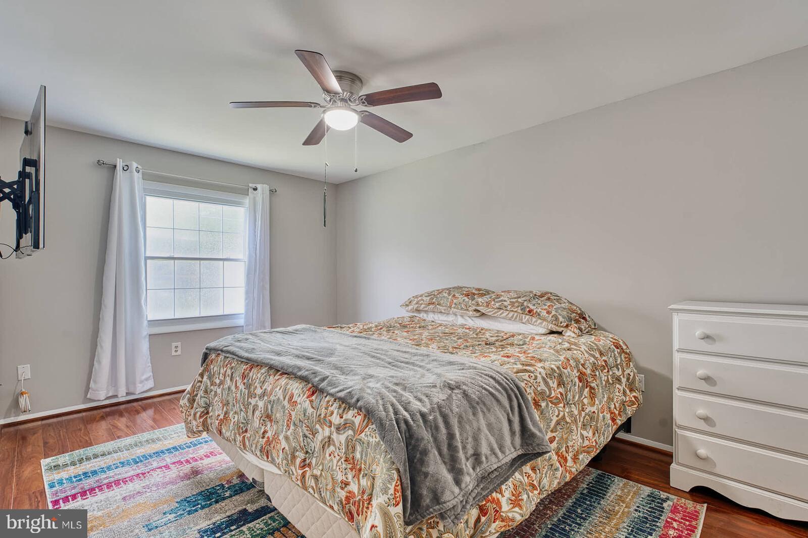 FOUR SEASONS - Residential