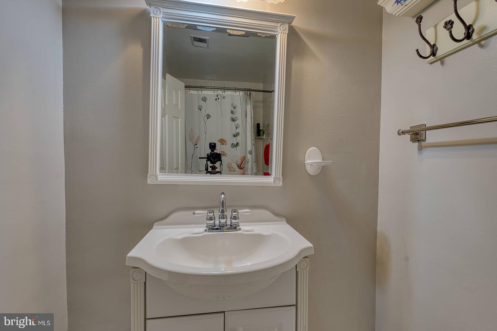 FOUR SEASONS - Residential