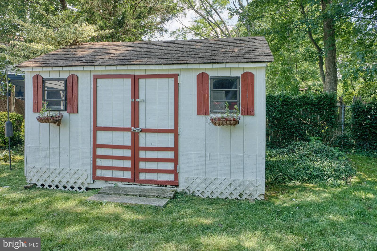 FOUR SEASONS - Residential