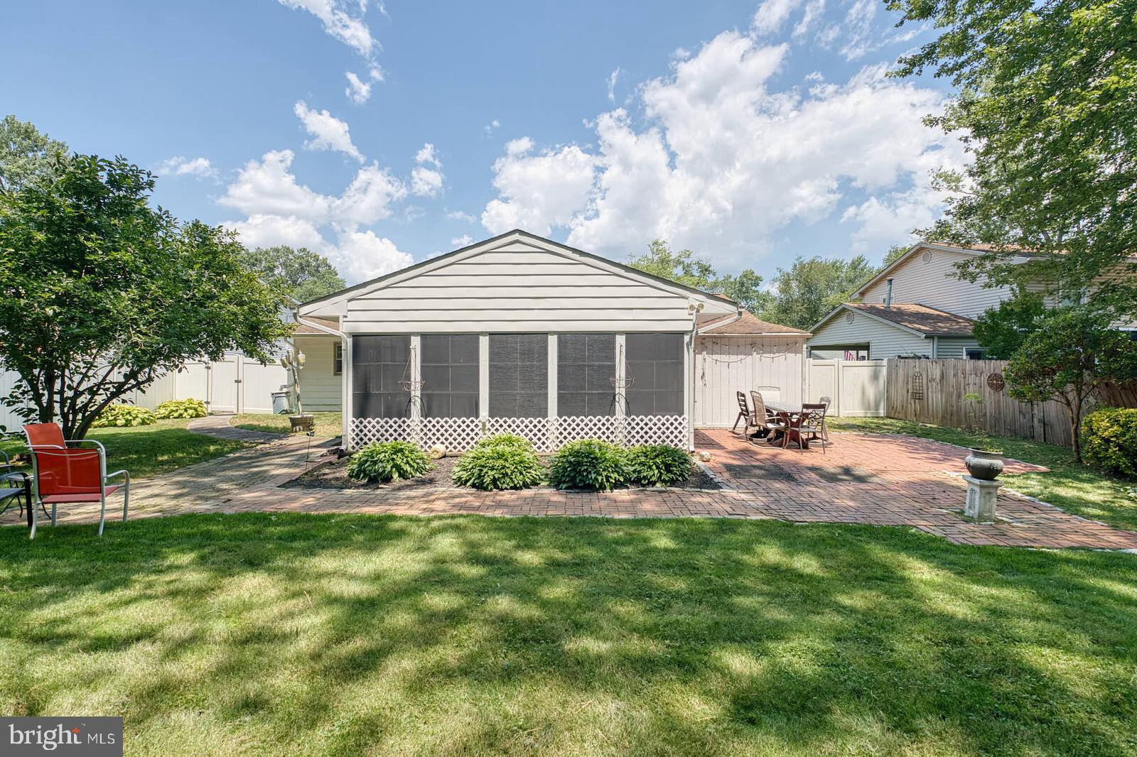 FOUR SEASONS - Residential