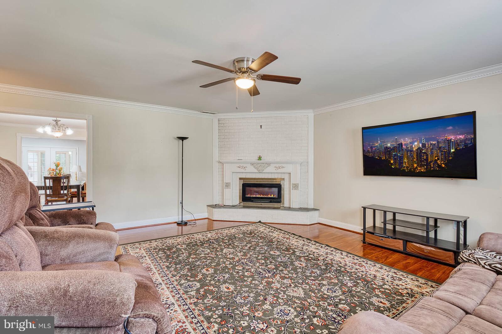 FOUR SEASONS - Residential