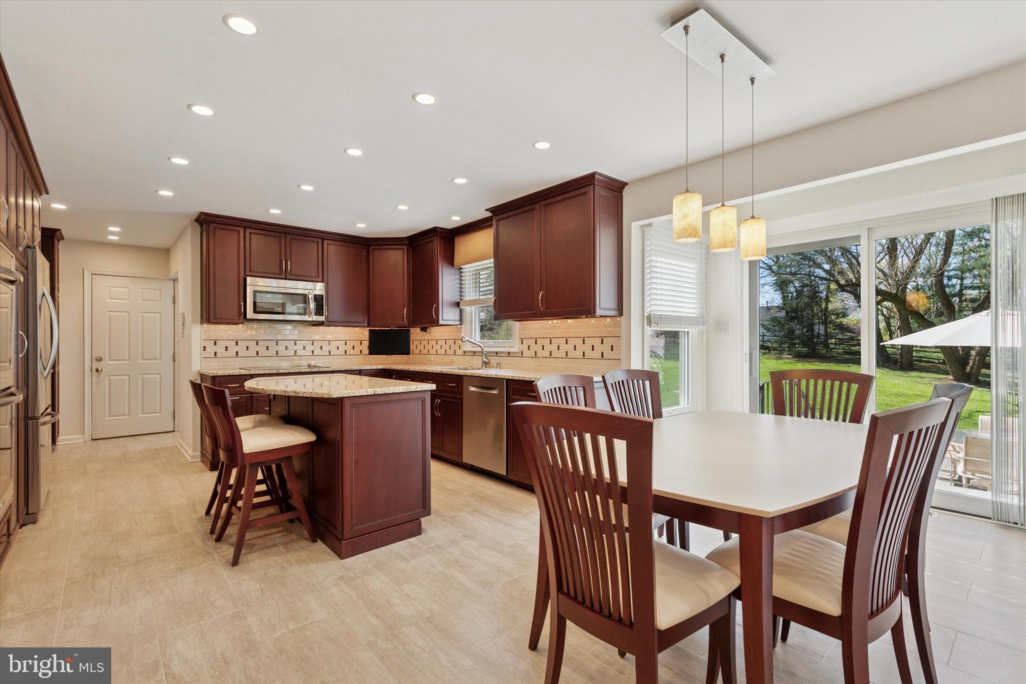 1811 BEACON HILL DRIVE