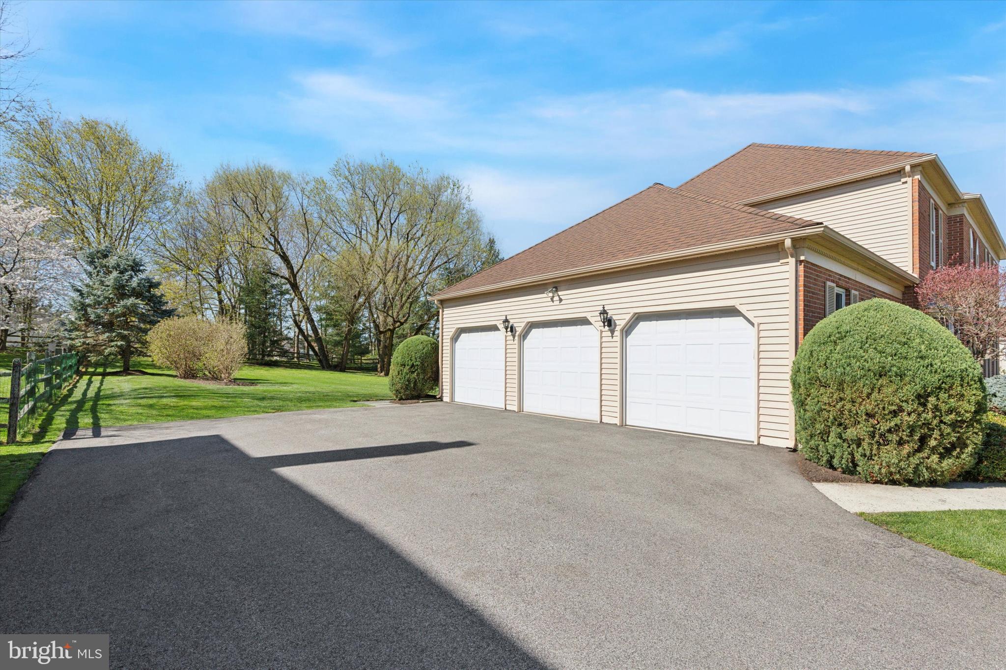 1811 BEACON HILL DRIVE