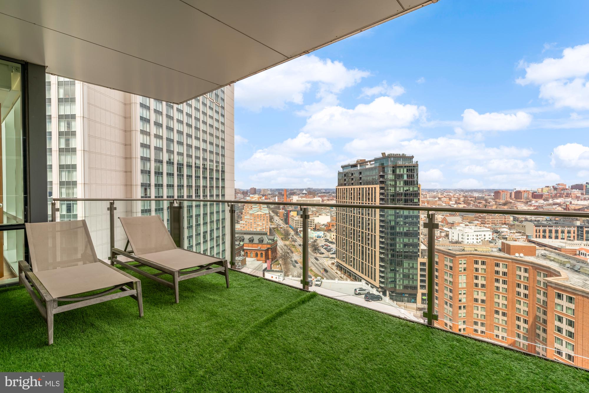 FOUR SEASONS PRIVATE RESIDENCES - Residential