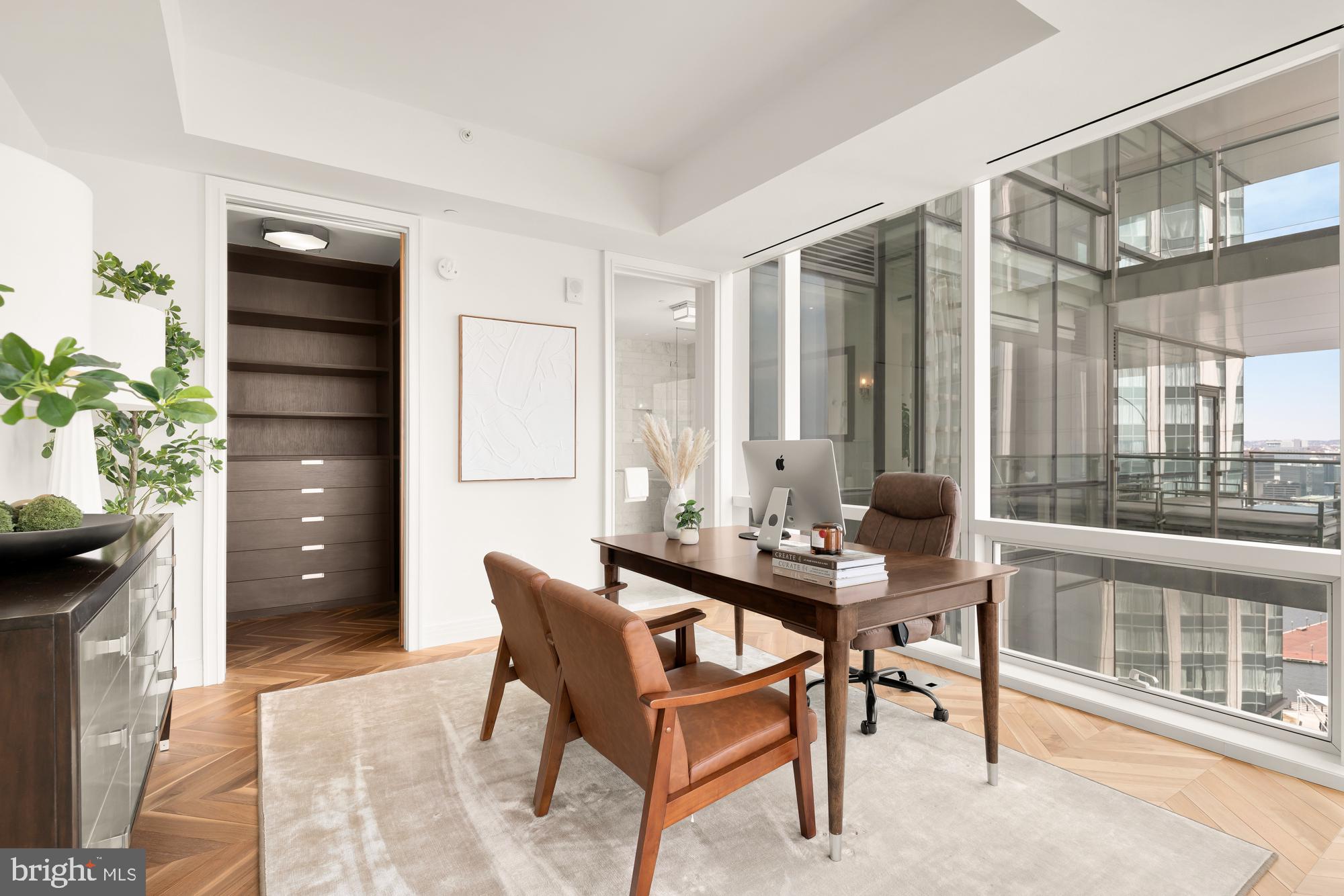 FOUR SEASONS PRIVATE RESIDENCES - Residential