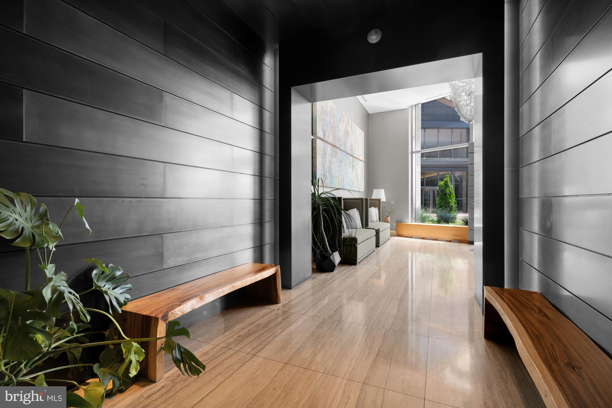 FOUR SEASONS PRIVATE RESIDENCES - Residential