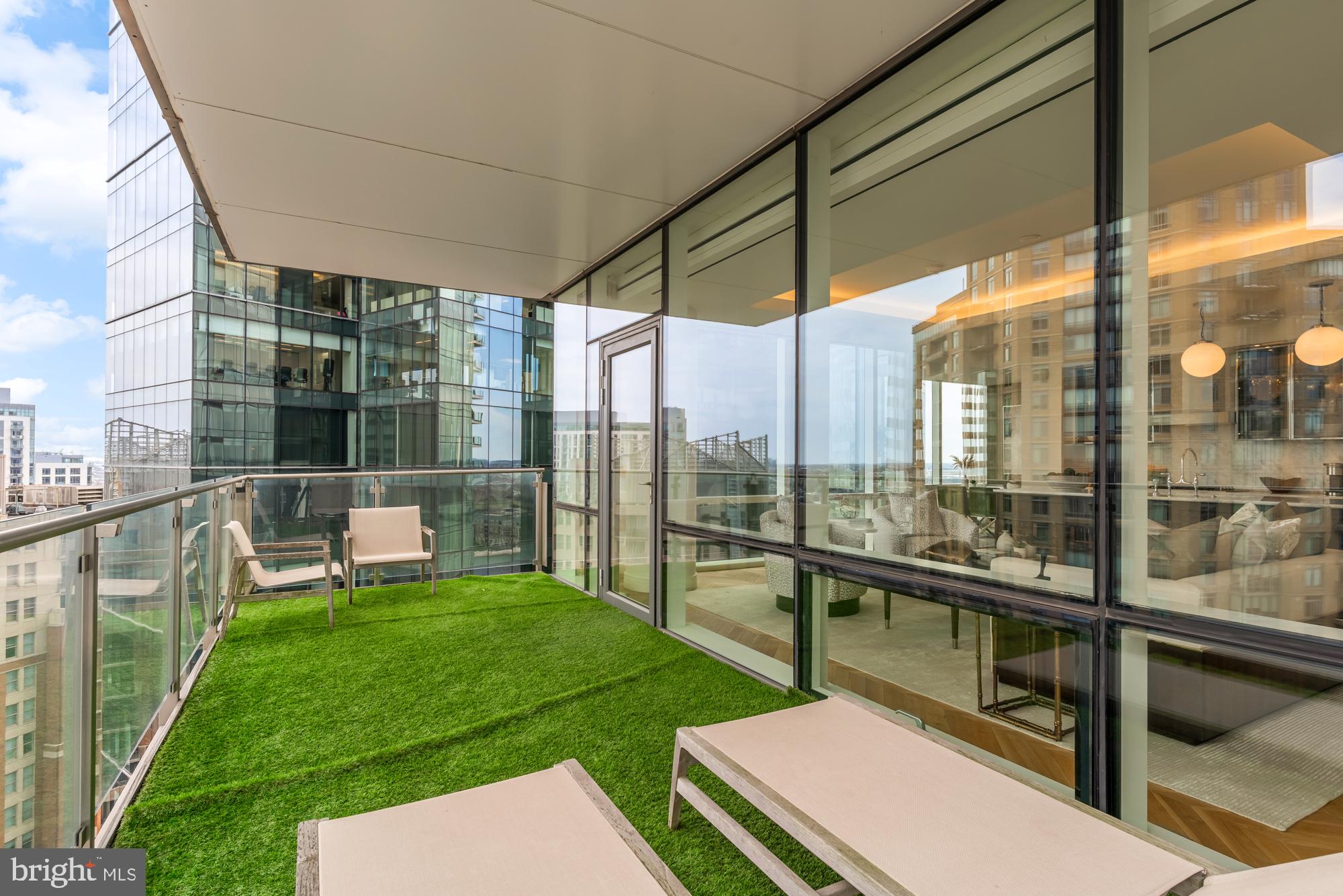 FOUR SEASONS PRIVATE RESIDENCES - Residential