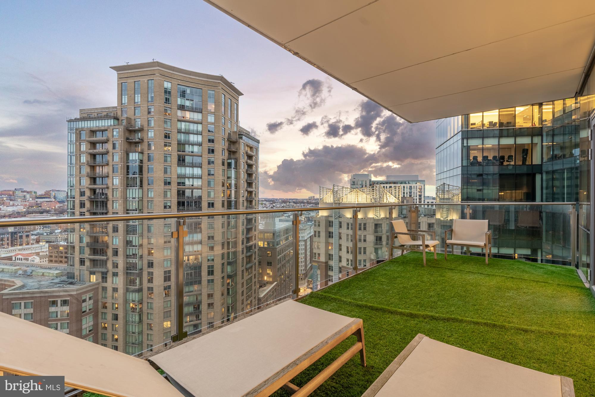 FOUR SEASONS PRIVATE RESIDENCES - Residential