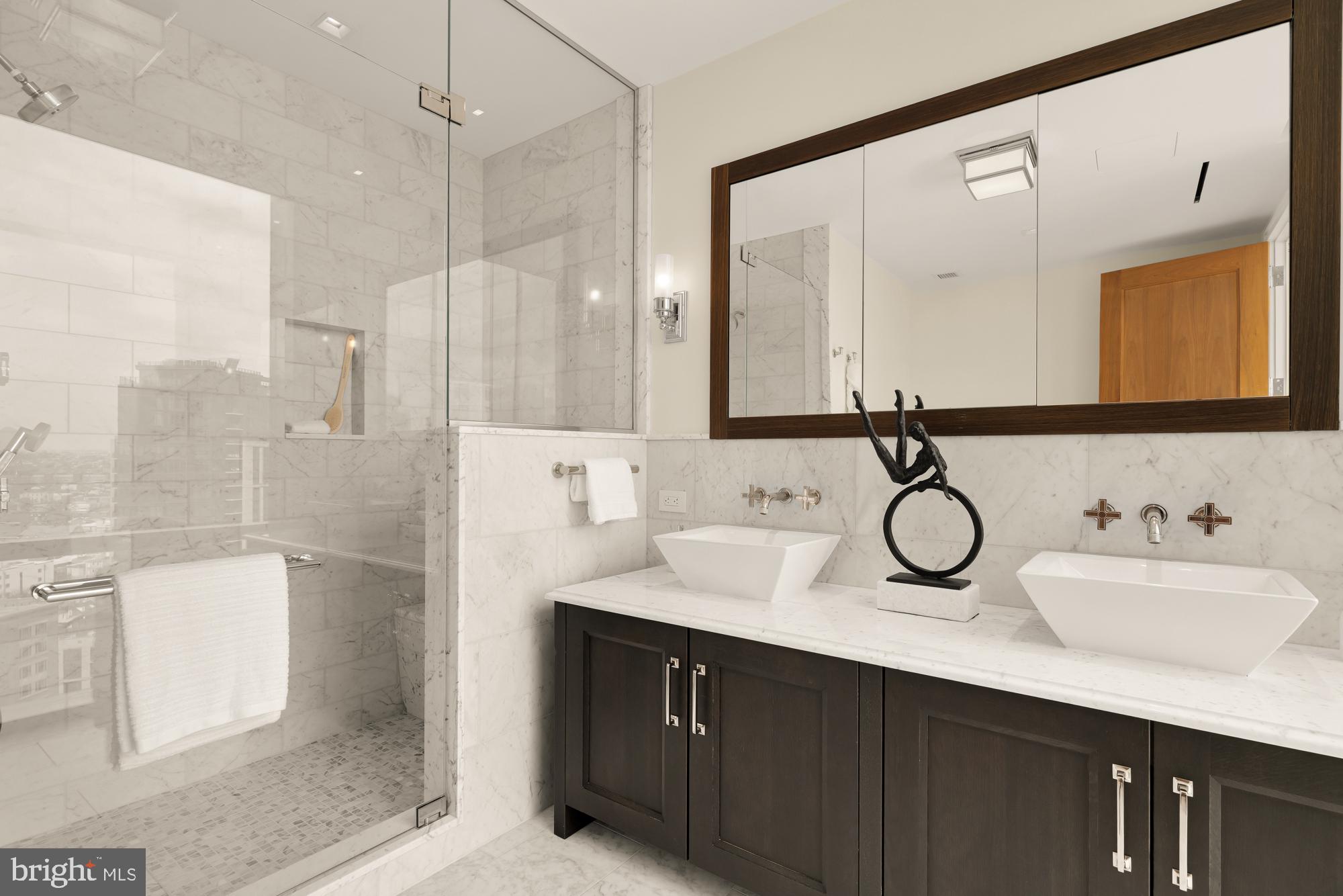 FOUR SEASONS PRIVATE RESIDENCES - Residential