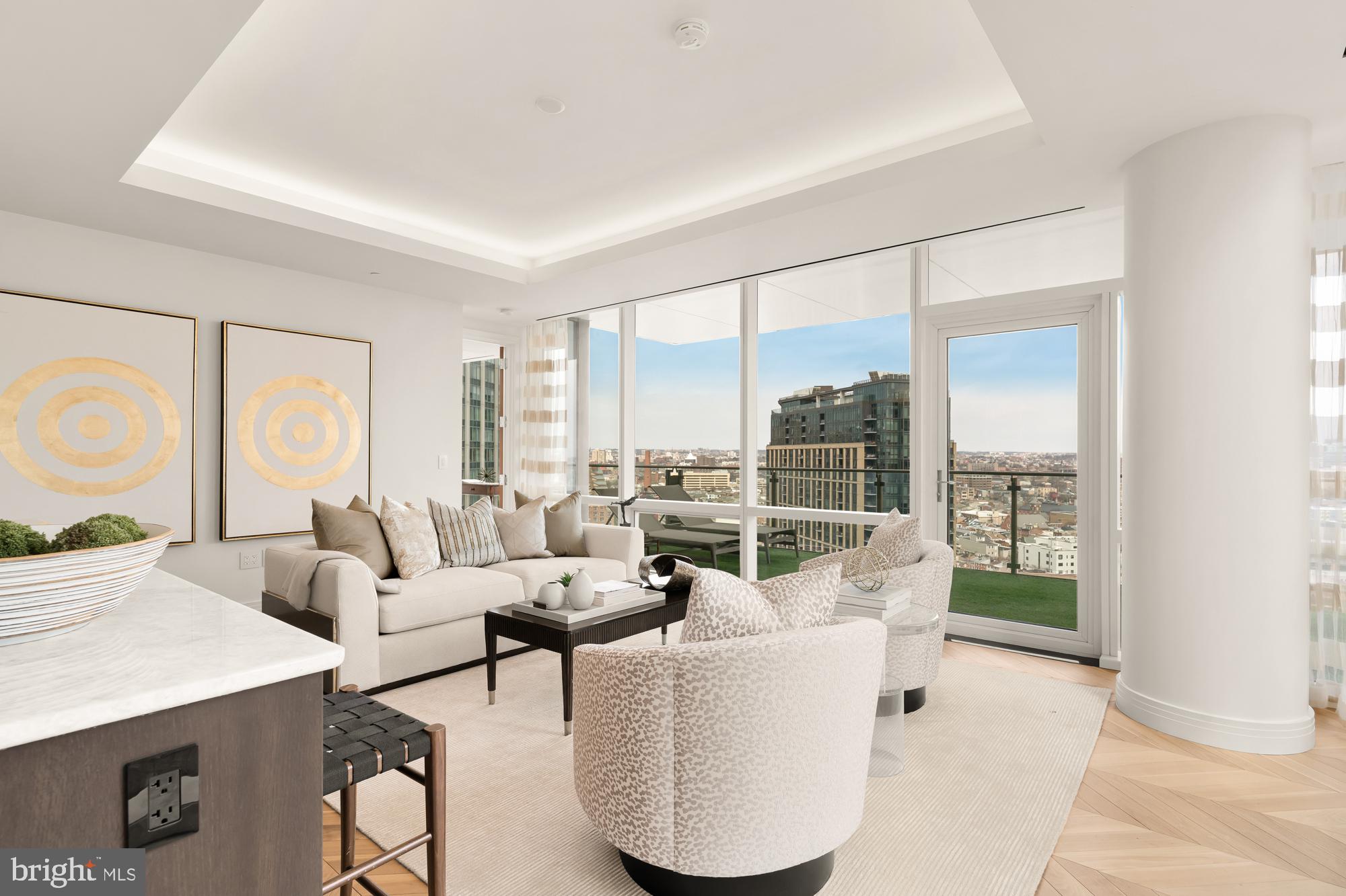 FOUR SEASONS PRIVATE RESIDENCES - Residential