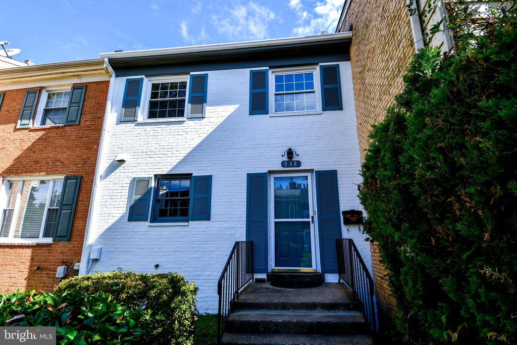 Photo of 938 Park Avenue, HERNDON, VA 20170 (MLS # VAFX2273974)