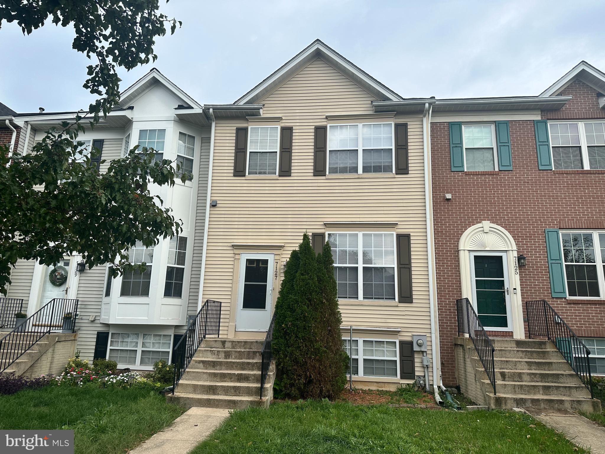 Spacious 3-Bedroom Townhouse – Move-In Ready!
This large three-bedroom townhouse offers plenty of space and comfort. The fully finished lower level features brand new carpet, a bonus room, and a full bath. On the main level, you’ll find bright hardwood floors and a modern kitchen with stainless steel appliances. A deck off the back overlooks open green space, perfect for relaxing or entertaining. Tenants also enjoy access to the community pool.
The home is conveniently located near shopping, I-270, and I-70, making commuting and errands simple. The property is vacant and ready for immediate move-in.