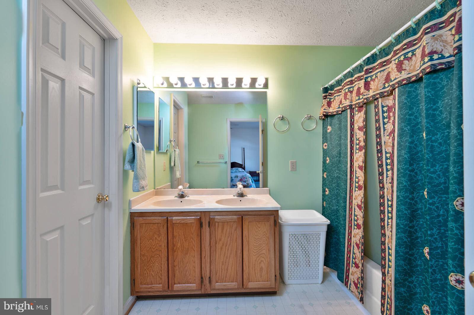 WESTBURY - Residential