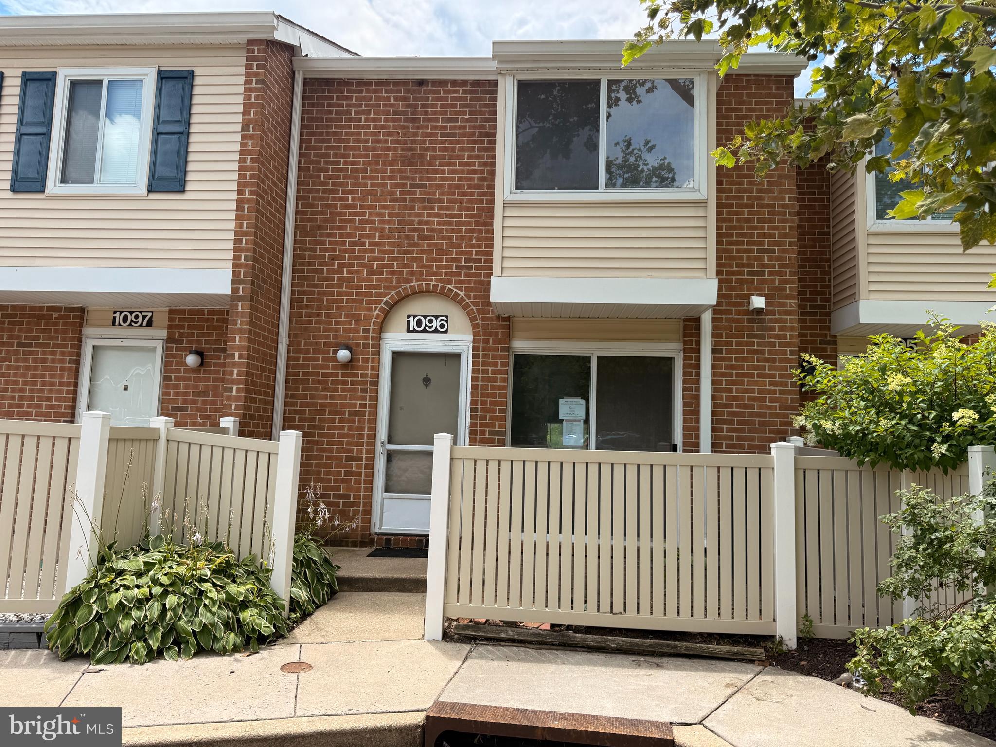 1096 CORBRIDGE COURT