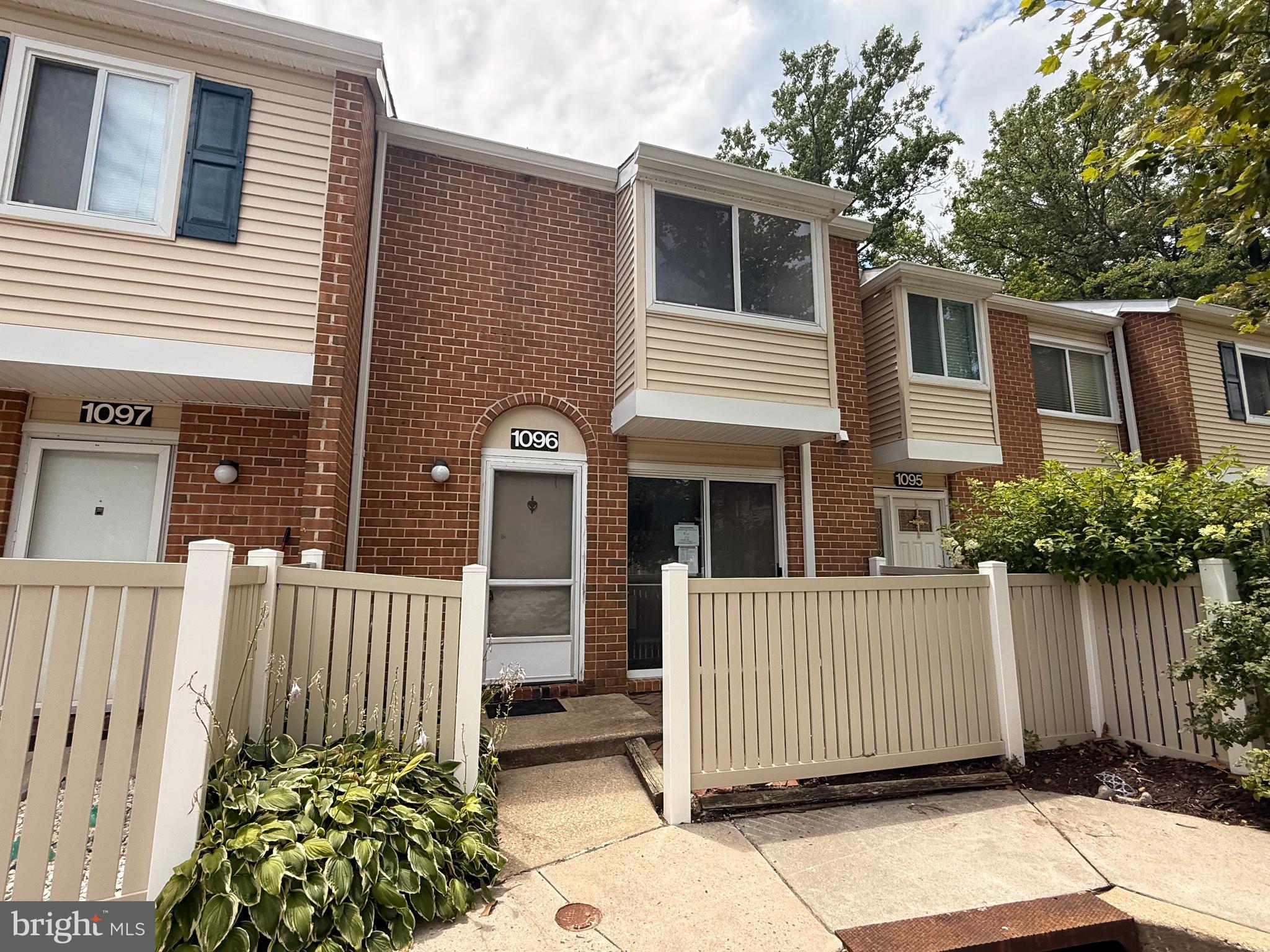1096 CORBRIDGE COURT