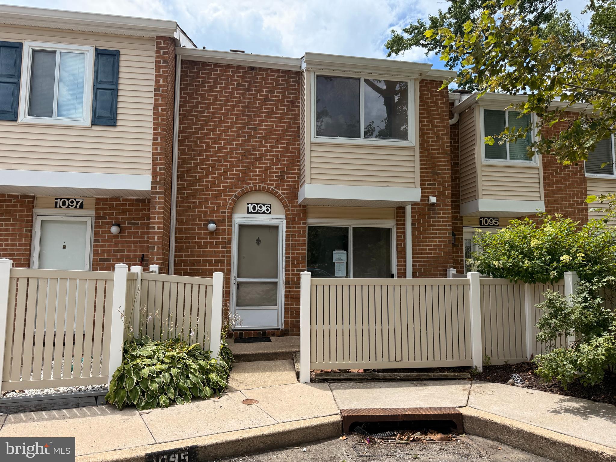 1096 CORBRIDGE COURT