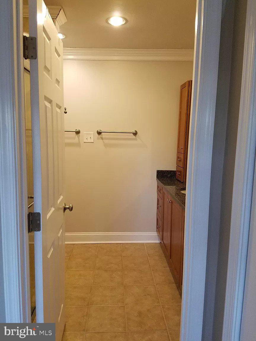 HAMPTON COURT - Residential Lease