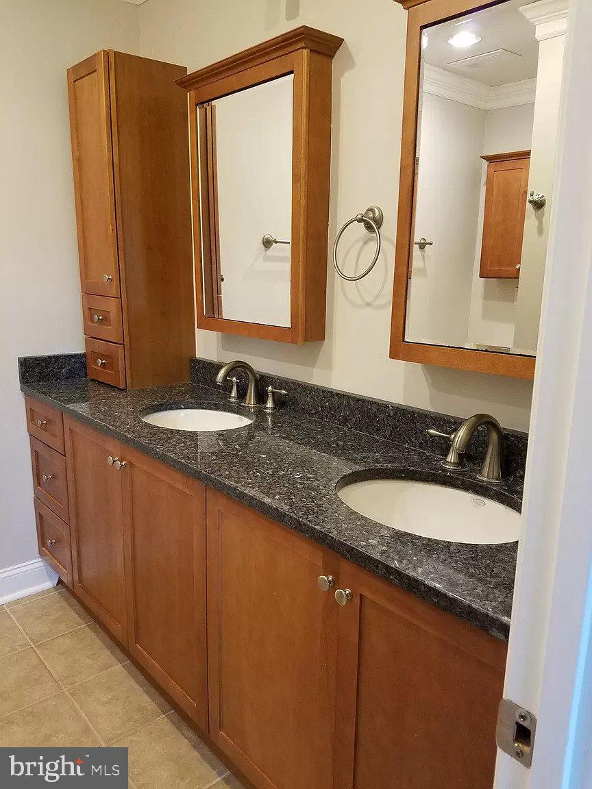 HAMPTON COURT - Residential Lease