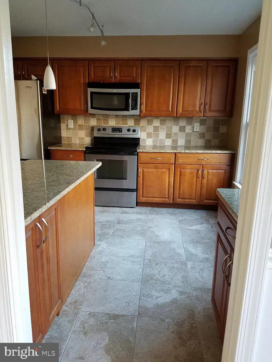 HAMPTON COURT - Residential Lease