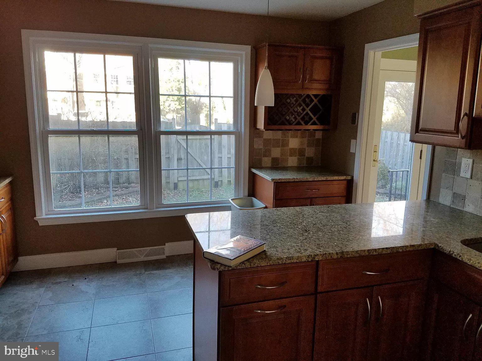 HAMPTON COURT - Residential Lease