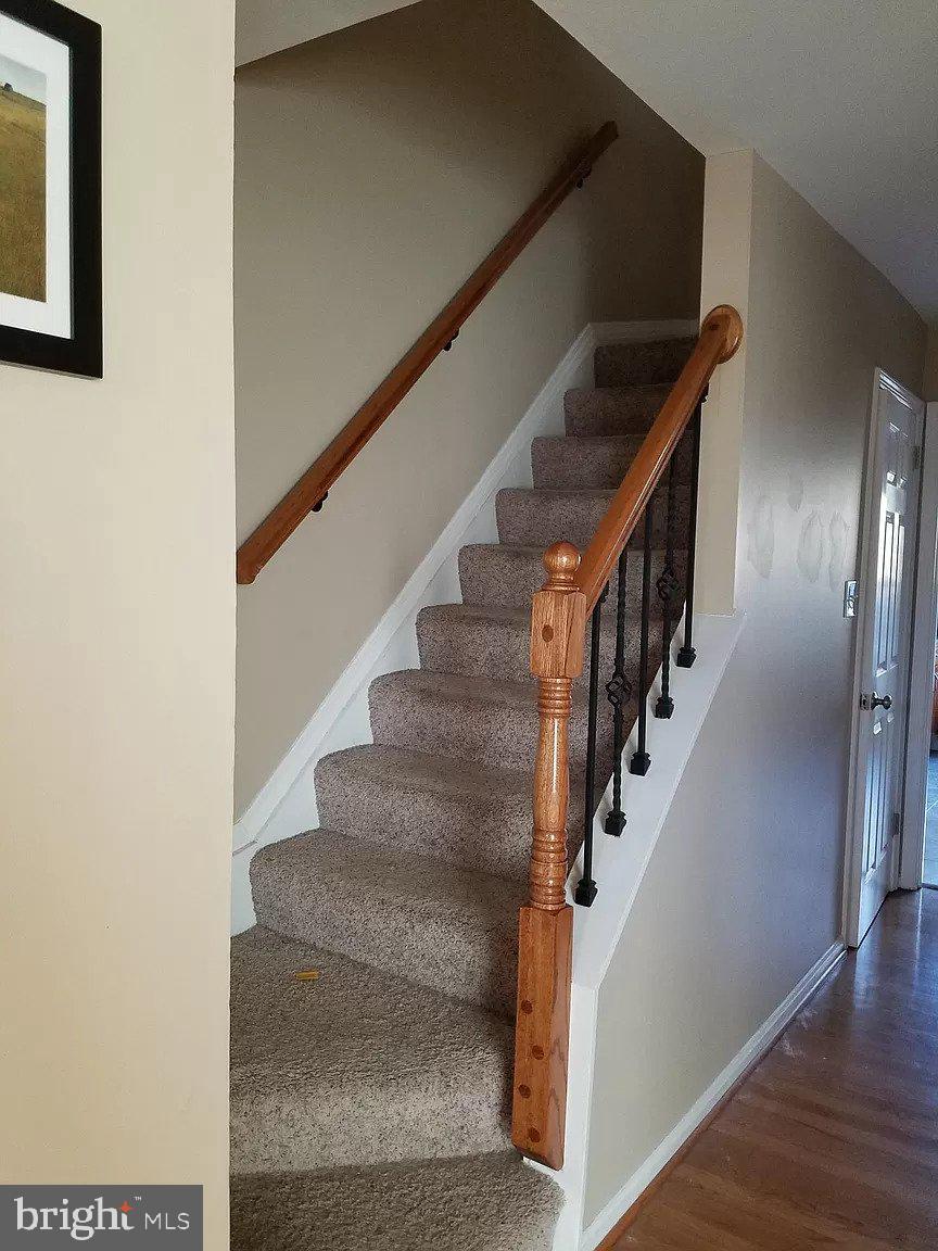 HAMPTON COURT - Residential Lease