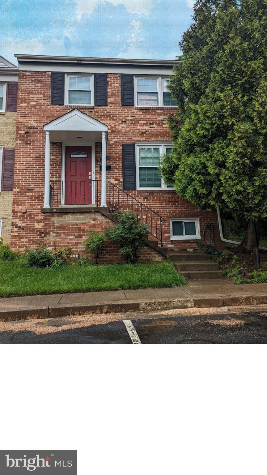 HAMPTON COURT - Residential Lease