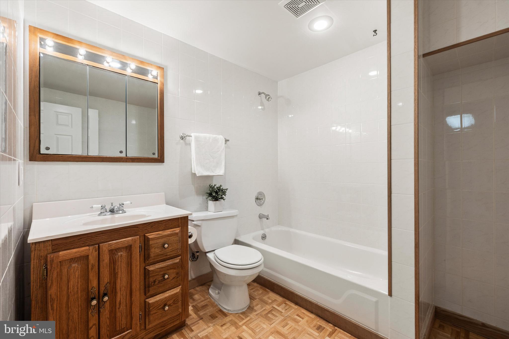 WALNUT HILL - Residential