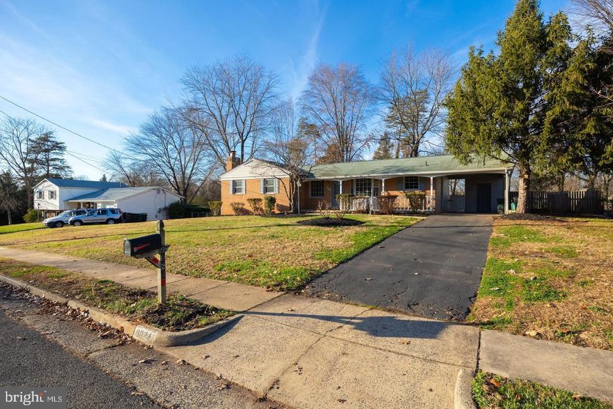 Beautiful home for sale featuring 3 spacious bedrooms, 2 bathrooms with 0.4 acre lot and finished basement. Perfect for families or anyone looking for extra space . Don't miss out on this amazing opportunity!!"