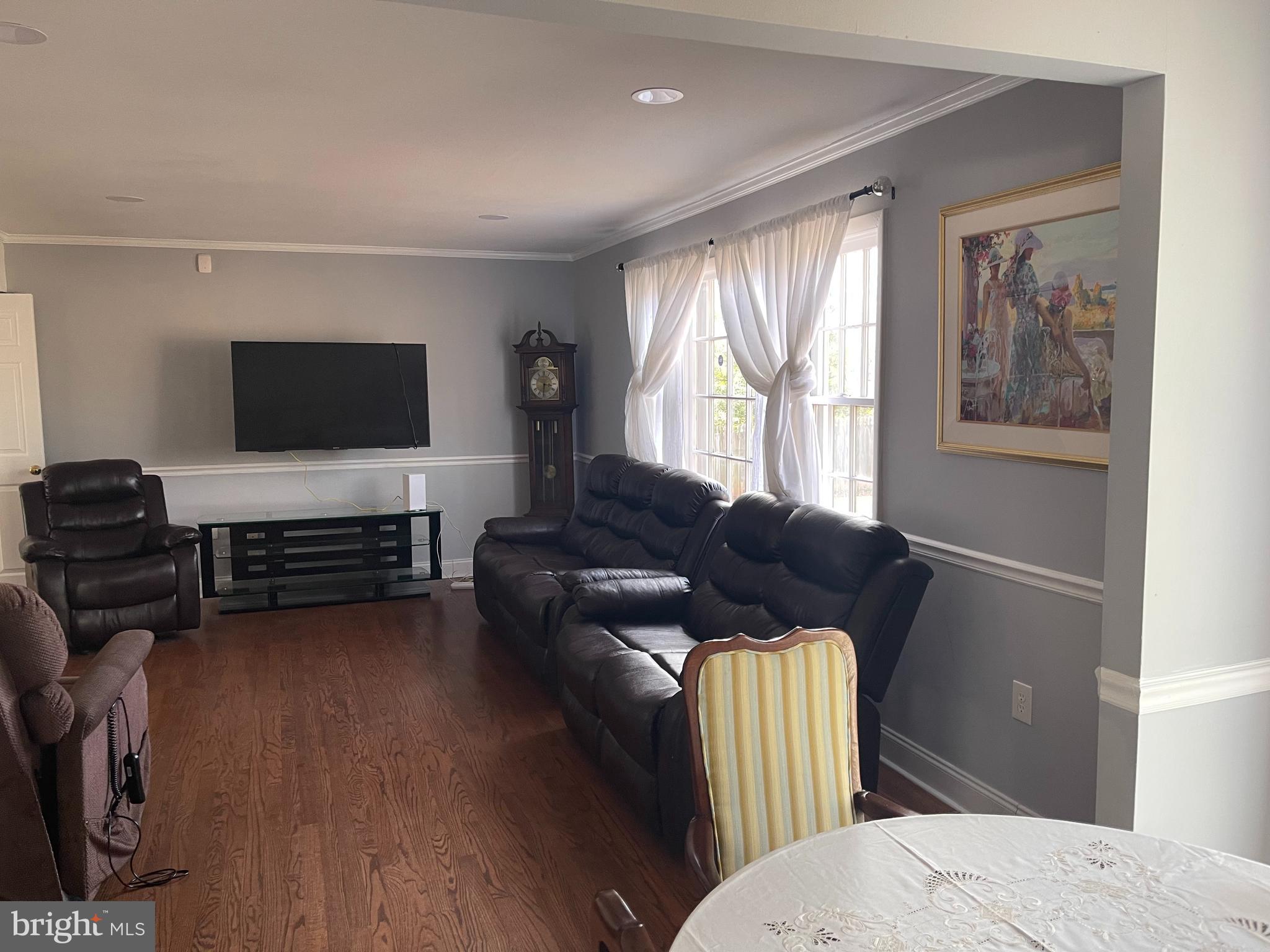 LANDMARK SQUARE - Residential