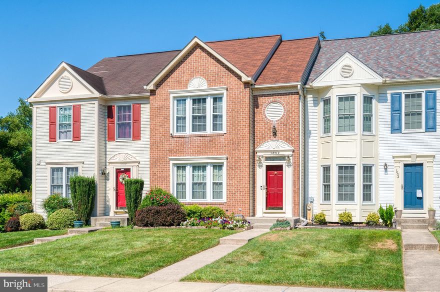 Beautifully maintained 3 Bedroom with a fully finished basement with a full bath in the basement. 
HVAC, Roof, hot water heater, sliding doors, kitchen counter tops, sink and basement all finished in 2012

Alliance Management Company. $75 a month and they cut the grass if you don't have a fence. There is no condo association. Not sure why it says she is unit #j2 on the tax record. There is also $25 paid annually to Bradford village next door.

BUYER TO VERIFY SCHOOLS