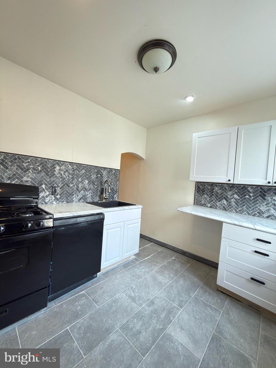 5807 N AMERICAN STREET