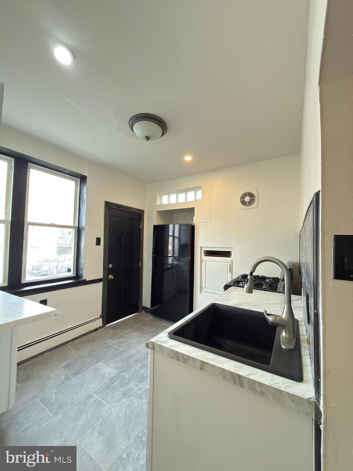 5807 N AMERICAN STREET