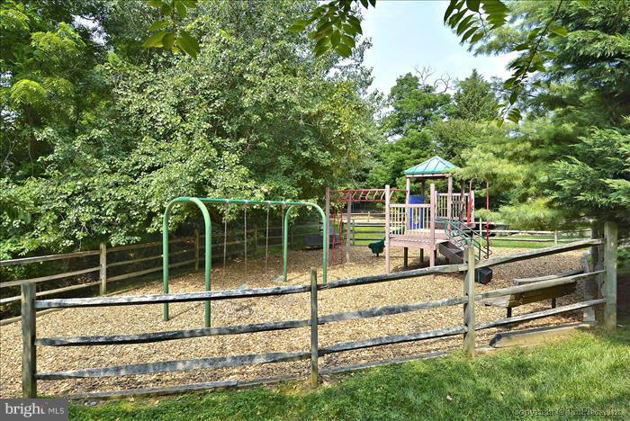 QUINCE ORCHARD KNOLLS - Residential