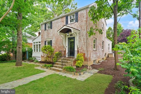 Photo of 4843 Arlington Boulevard, ARLINGTON, VA 22203 (MLS # VAAR2076248)