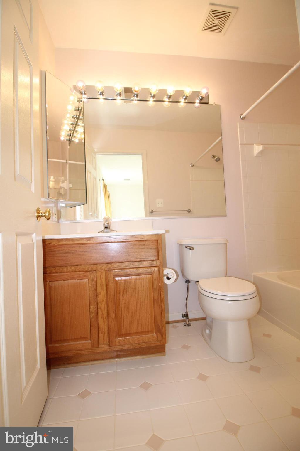 SIGNATURE AT BROADLANDS - Residential Lease